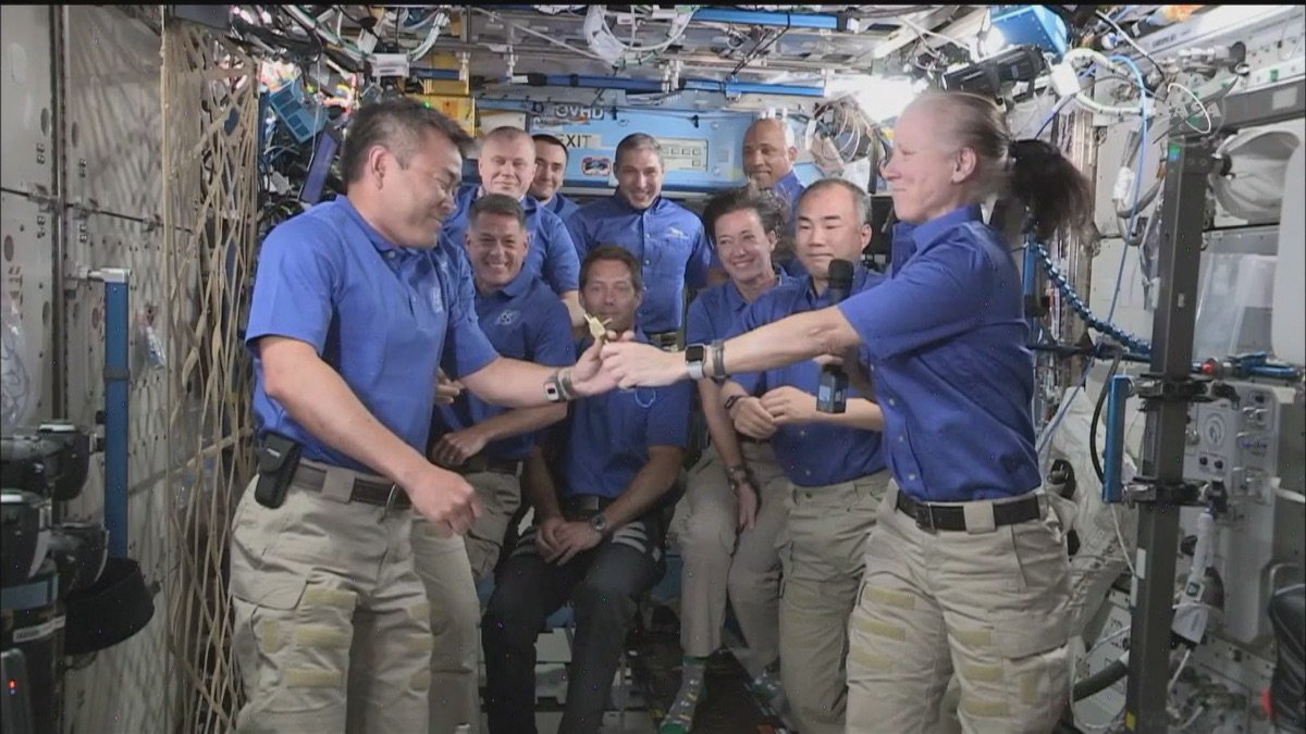 シャノン・ウォーカー宇宙飛行士から船長就任の証である「鍵」を受け取る星出宇宙飛行士（NASA TVより）
