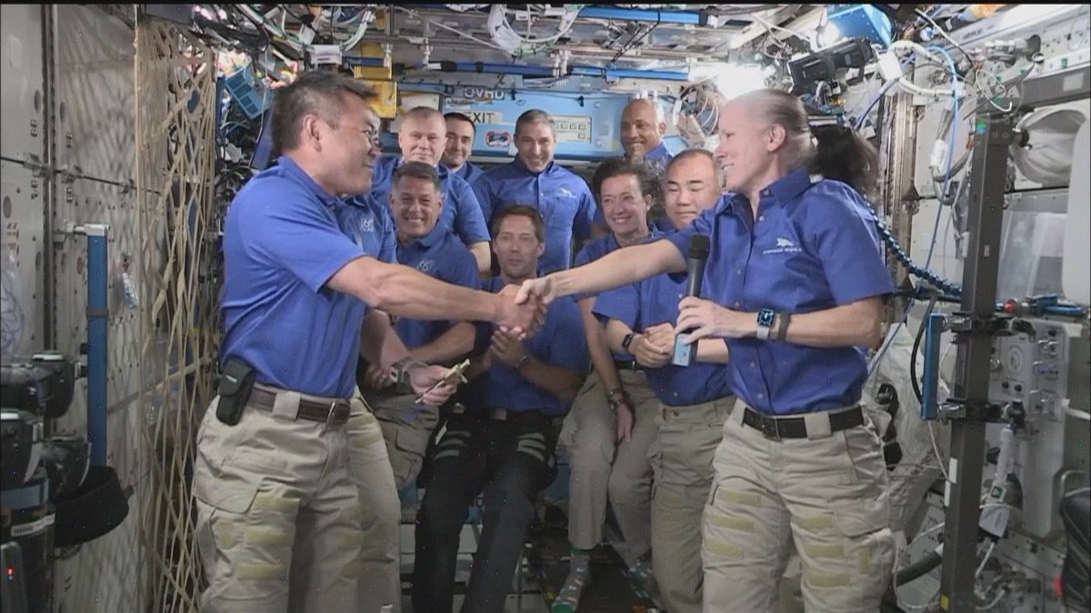 シャノン・ウォーカー宇宙飛行士と握手を交わす星出宇宙飛行士（NASA TVより）