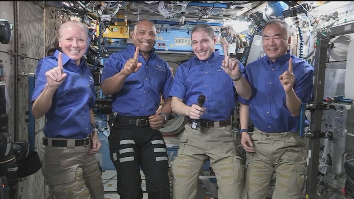 地球帰還に向けての挨拶をするCrew-1（NASA TVより）