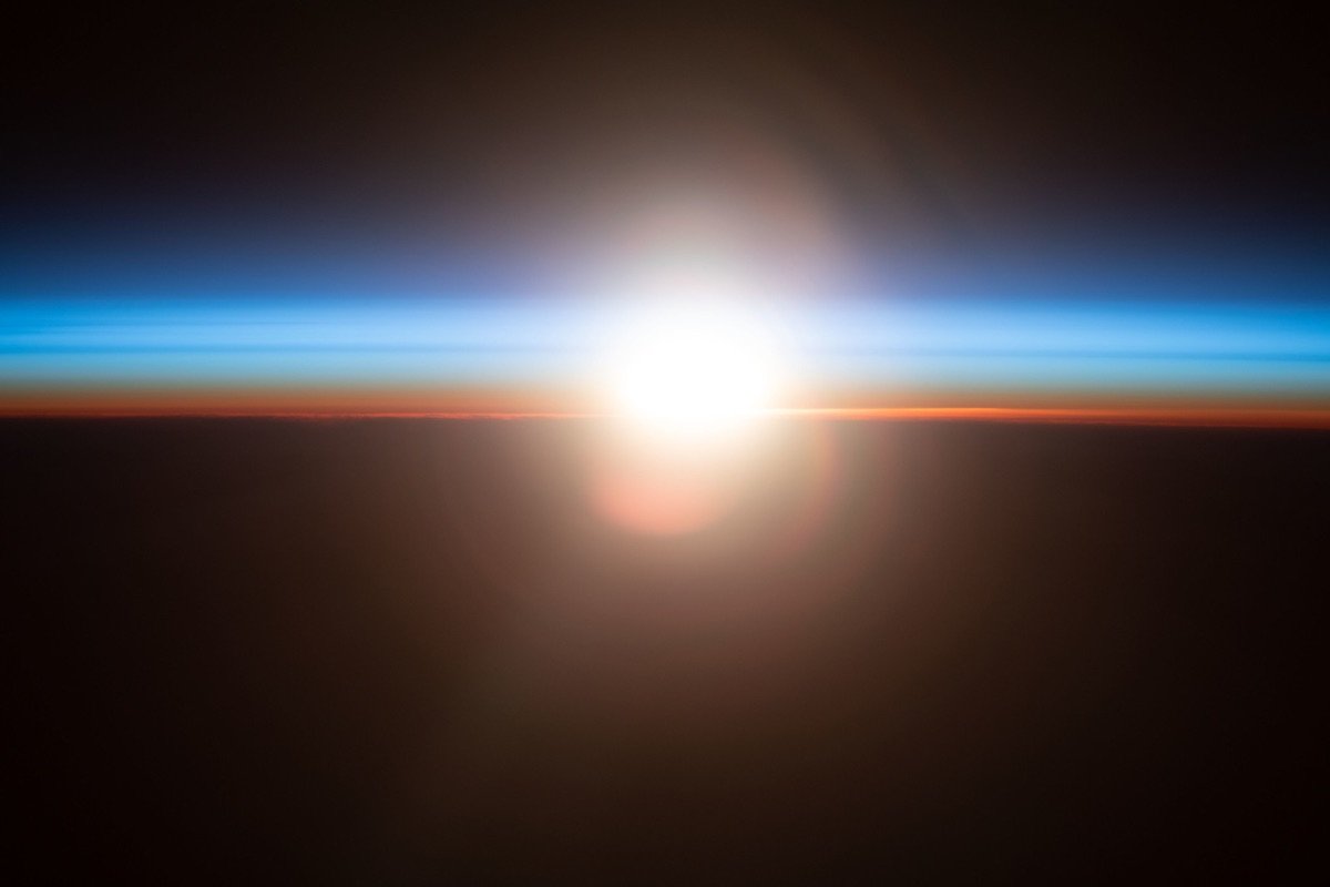 軌道上から見る太平洋の日の出 ©️JAXA/NASA