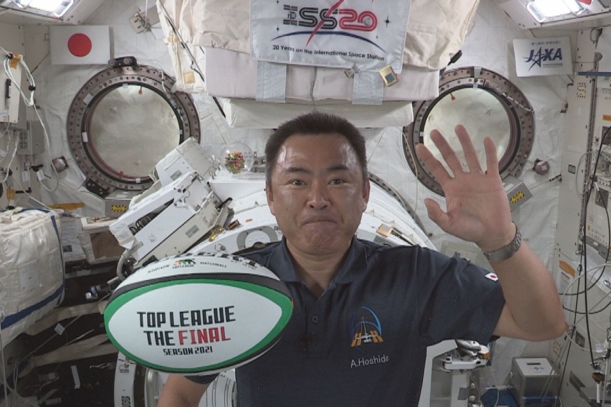 第58回日本ラグビー選手権大会兼トップリーグ2021プレーオフ決勝にてキックオフのカウントダウンを行う星出宇宙飛行士 ©️JAXA/NASA