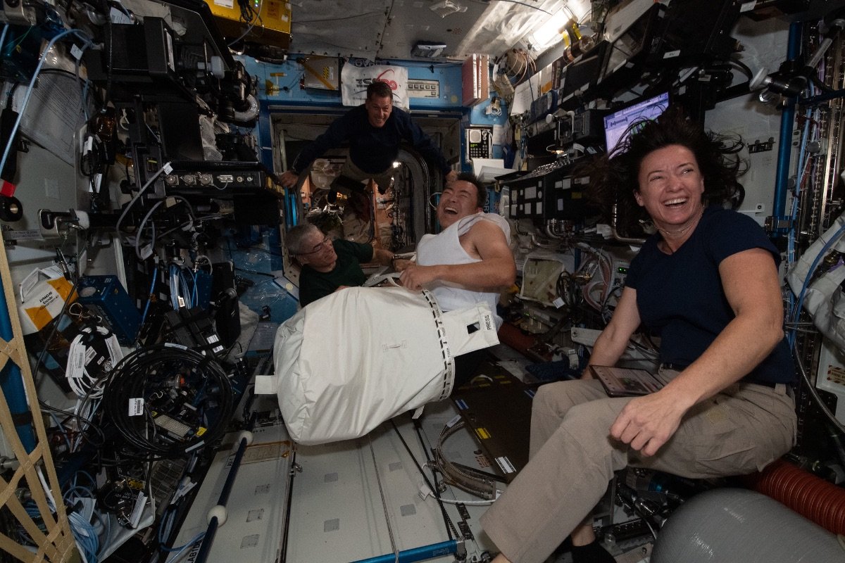 ISSで和やかな時間を過ごす宇宙飛行士たち（左からマーク・ヴァンデハイ宇宙飛行士、シェーン・キンブロー宇宙飛行士、星出宇宙飛行士、メーガン・マッカーサー宇宙飛行士）©︎JAXA/NASA