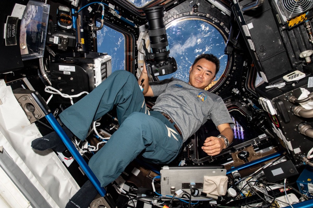 キューポラにて撮影をする星出宇宙飛行士 ©︎JAXA/NASA