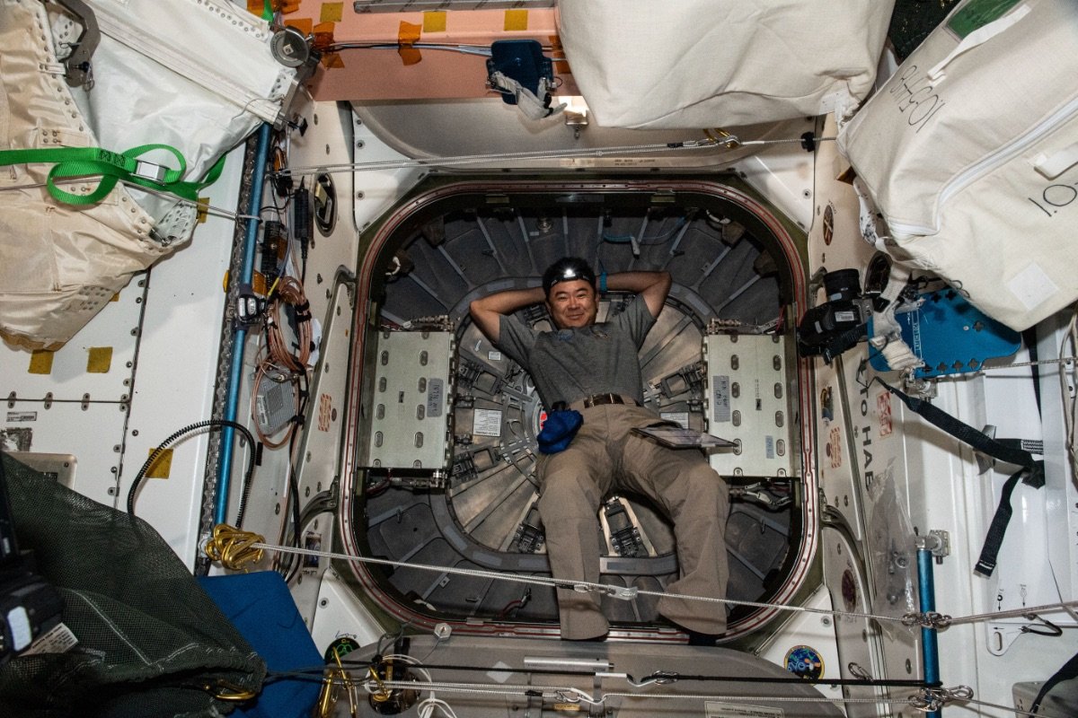 シグナス補給船運用15号機の離脱準備を行う星出宇宙飛行士 ©JAXA/NASA