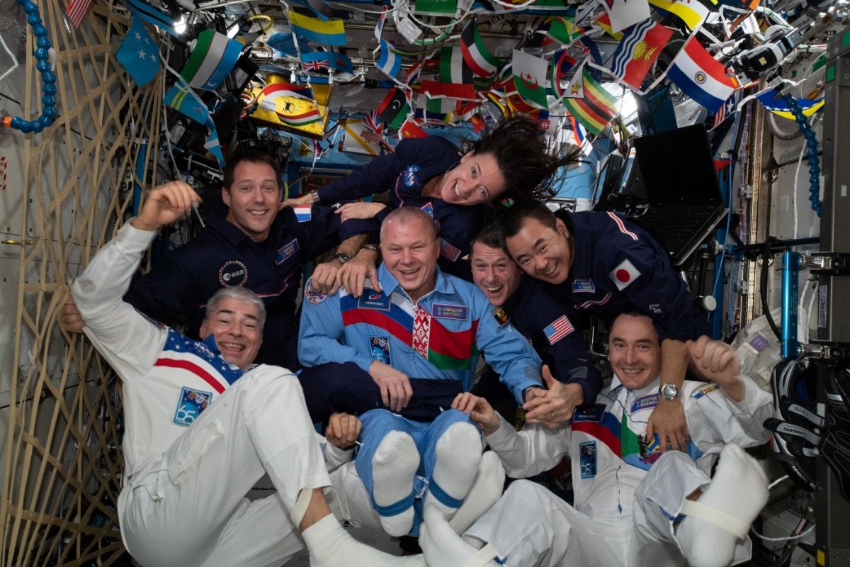 ISS滞在100日を記念して撮影を行う星出宇宙飛行士らISS第65次長期滞在クルー ©︎JAXA/NASA