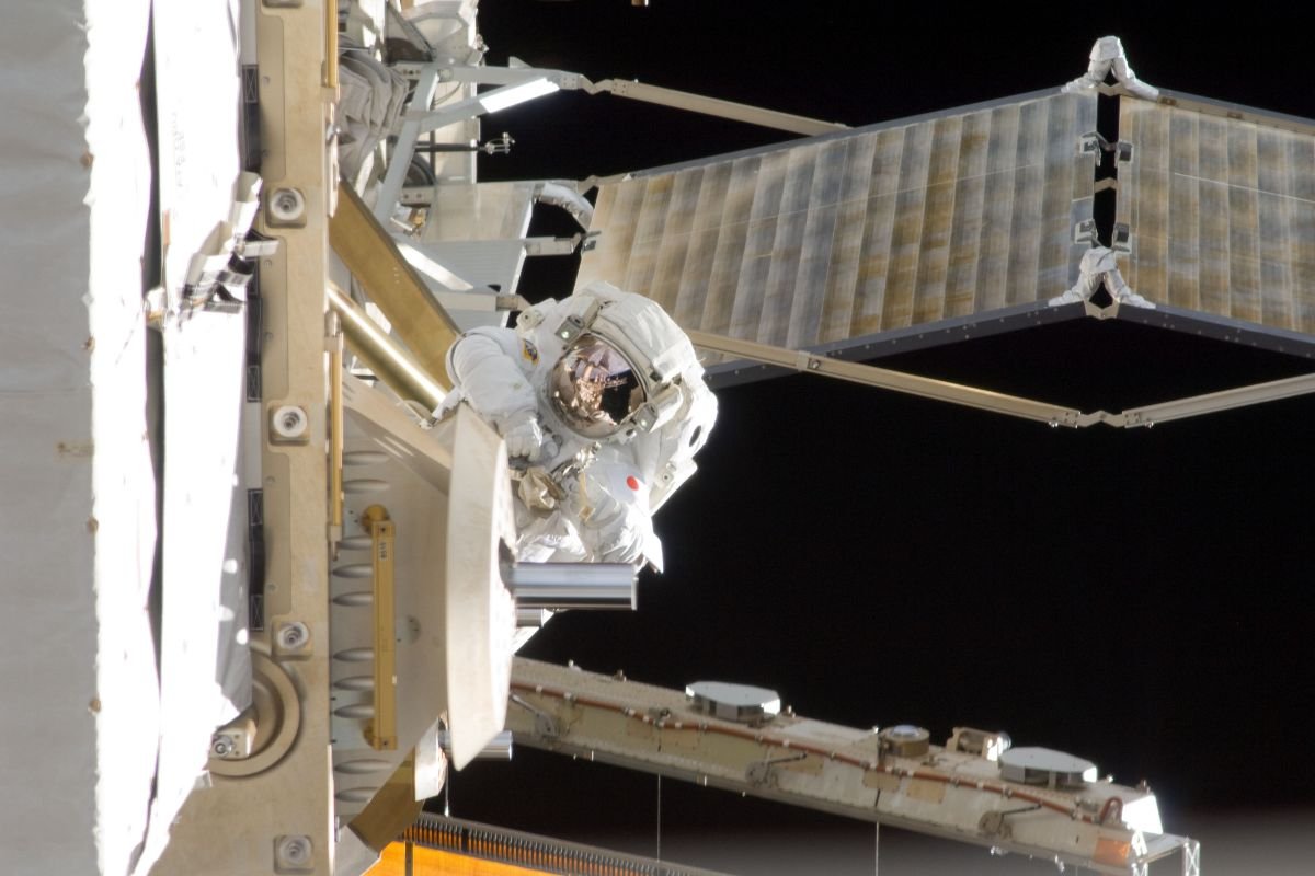 船外活動を行う星出宇宙飛行士/ 2012年11月2日撮影 ©JAXA/NASA