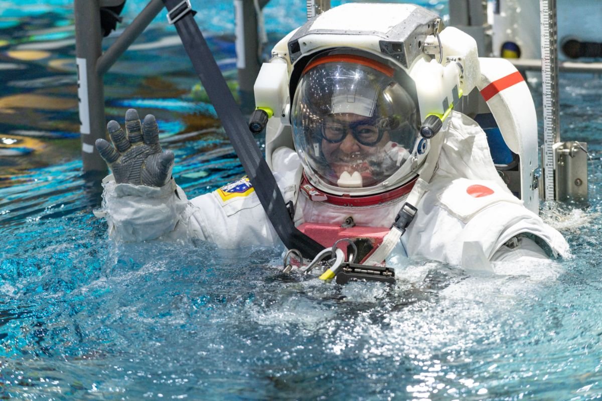 無重量環境訓練施設（NBL）で、船外活動訓練を行う星出宇宙飛行士／2020年12月11日撮影 ©JAXA/NASA