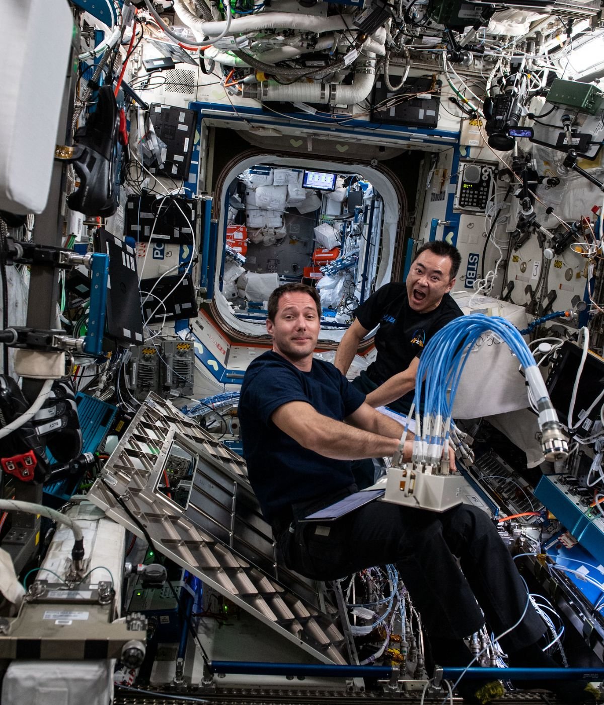 一緒に作業を行うトマ・ペスケ宇宙飛行士と星出宇宙飛行士 ©JAXA/NASA