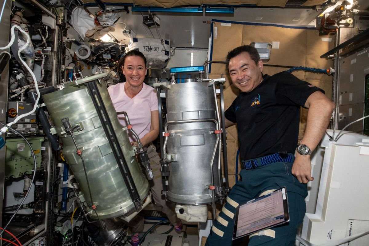 酸素生成装置（OGA）の水素処理部の交換作業を行う星出、マッカーサー両宇宙飛行士 ©JAXA/NASA
