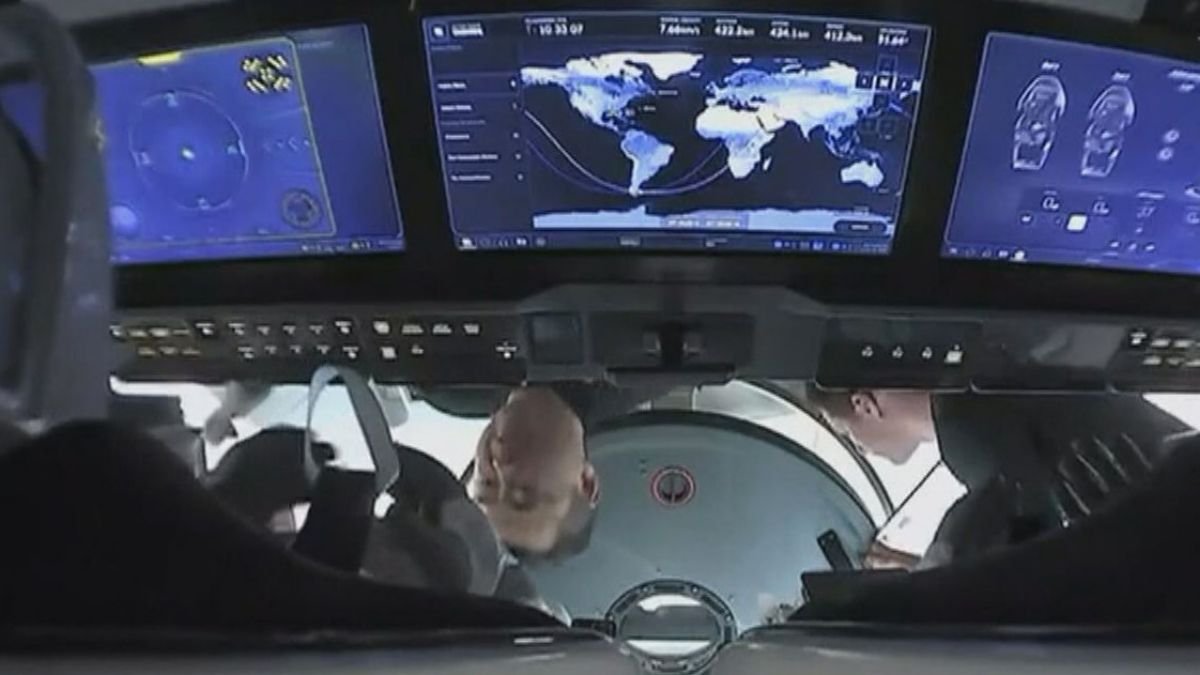 トマ・ペスケ宇宙飛行士とともにハッチクローズの準備作業を行う星出宇宙飛行士 ©︎JAXA/NASA