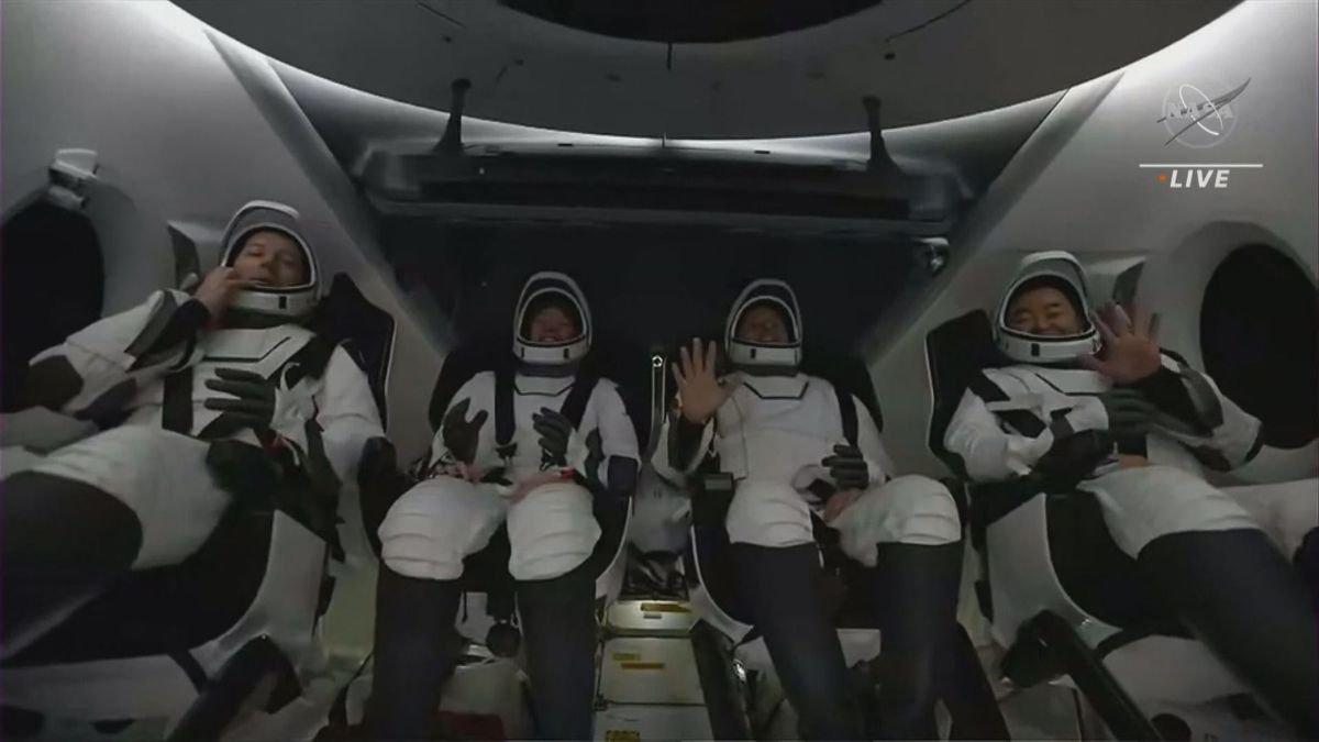 クルードラゴン宇宙船運用2号機（Crew-2）着水後の機内の様子 ©︎JAXA/NASA
