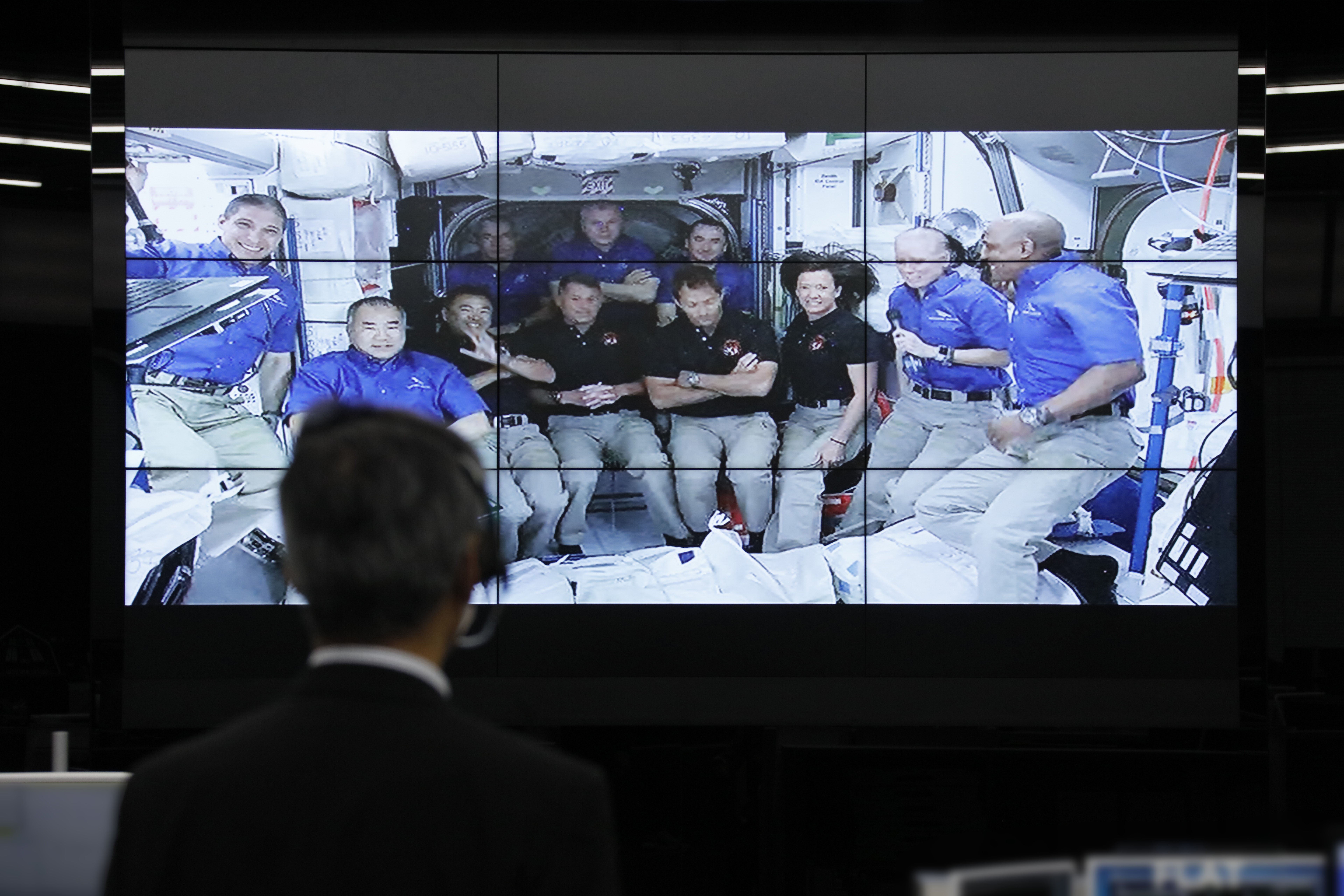 SpaceX Crew-2クルーの星出宇宙飛行士と交信する山川JAXA理事長