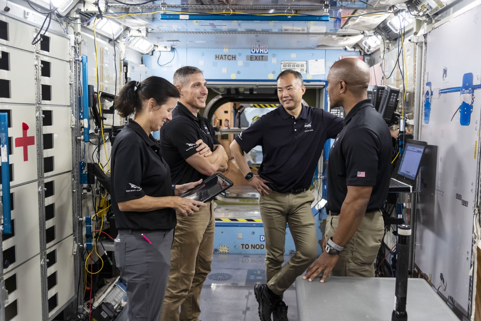 Michael Hopkins宇宙飛行士（左）、野口宇宙飛行士（中央）Victor Glover宇宙飛行士（右）（出典：JAXA/NASA）