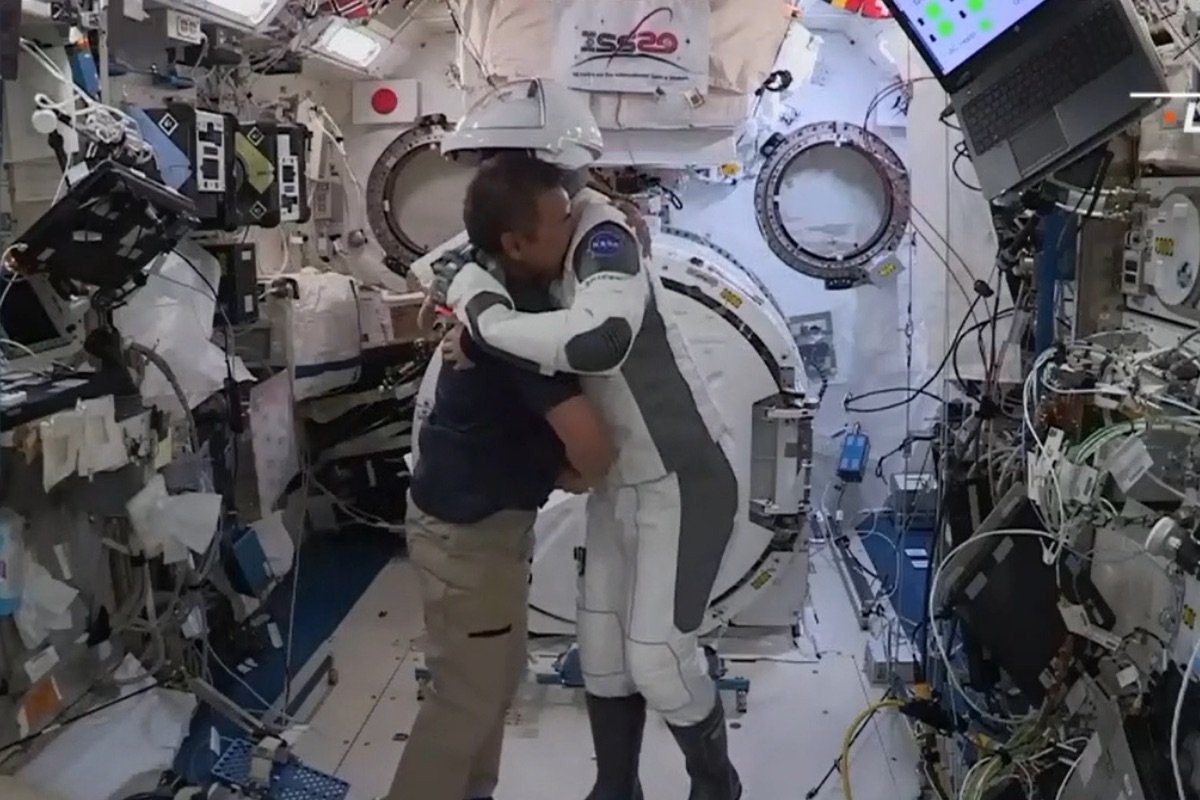 クルードラゴン宇宙船「レジリエンス」搭乗前に星出宇宙飛行士と別れを惜しむ野口宇宙飛行士<br>（NASA TVより）