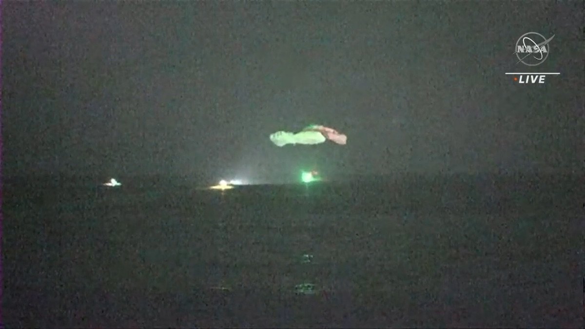クルードラゴン宇宙船運用初号機（Crew-1）がフロリダ・パナマシティ沖に着水した様子 ©︎JAXA /NASA