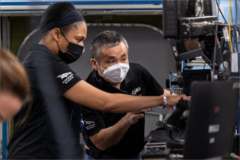 新型コロナウイルス感染予防をしながらISSの緊急事態対処訓練を行う若田・エプス両宇宙飛行士