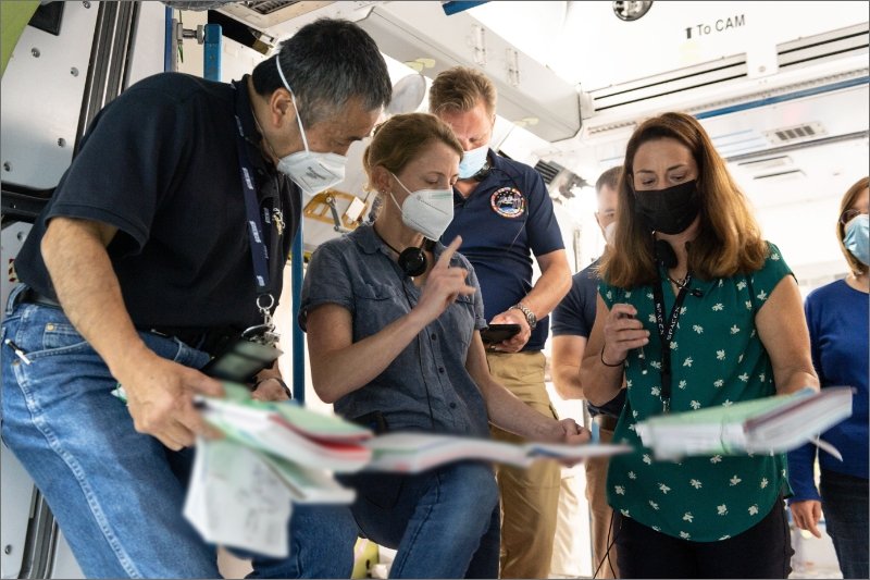 新型コロナウイルス感染予防をしながらISSの緊急事態対処訓練を行う若田宇宙飛行士ら ©︎JAXA/NASA