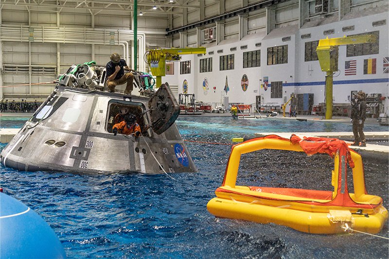 水上サバイバル訓練を行う若田宇宙飛行士ら ©︎JAXA/NASA/Josh Valcarcel