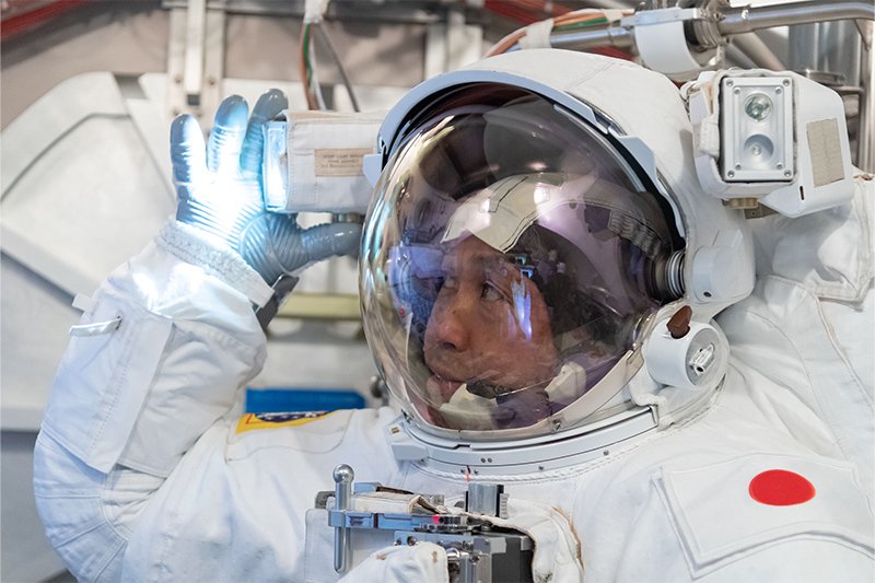 SSATAチャンバにて船外活動（EVA）に関する訓練を行う若田宇宙飛行士 ©︎JAXA/NASA/James Blair