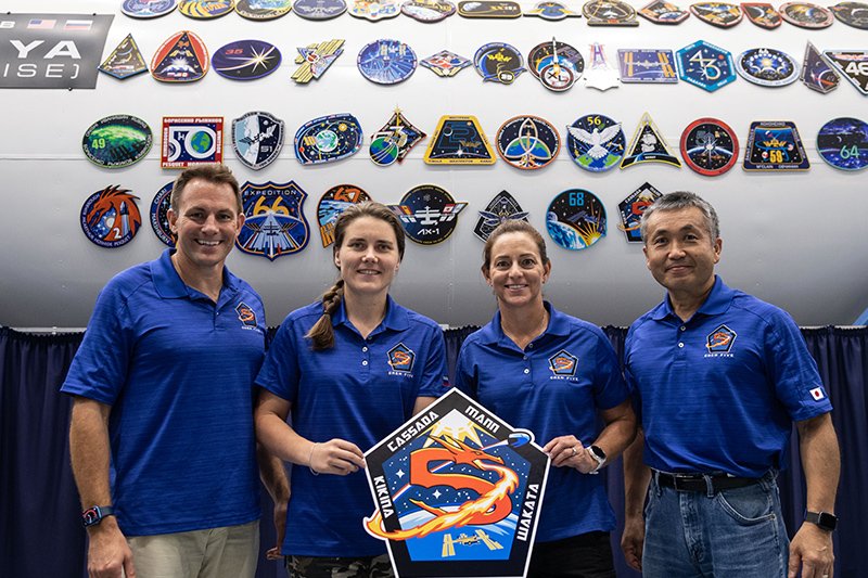 プラークハンギングセレモニーにて記念撮影を行うSpaceX Crew-5クルーのマン、カサダ、若田、キキナ宇宙飛行士 ©︎JAXA/NASA/James Blair